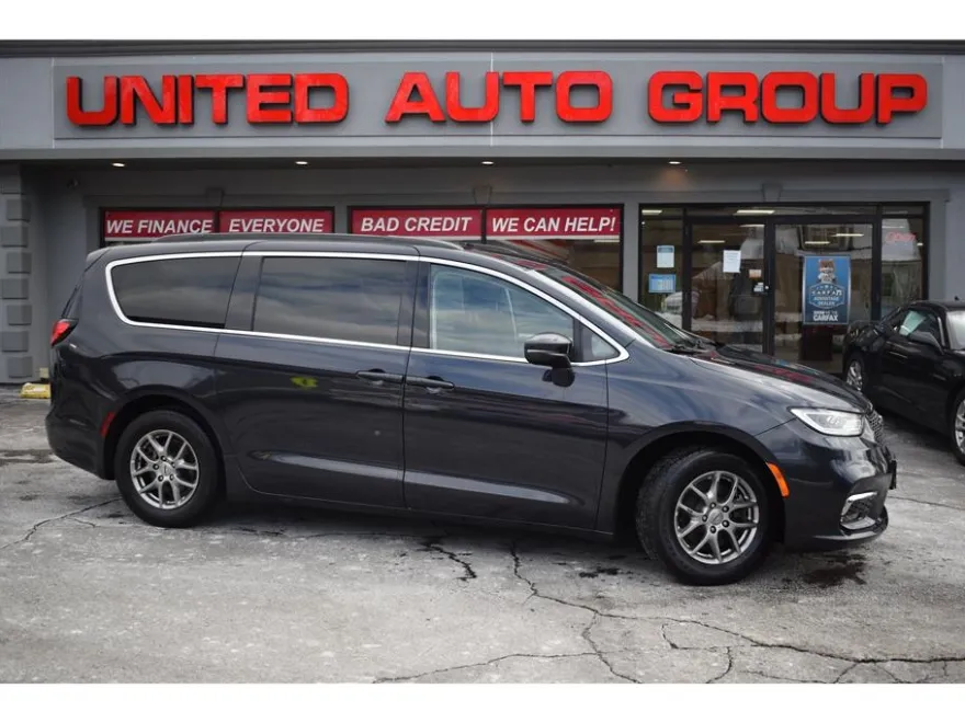 2021 Chrysler Pacifica Touring photo 1