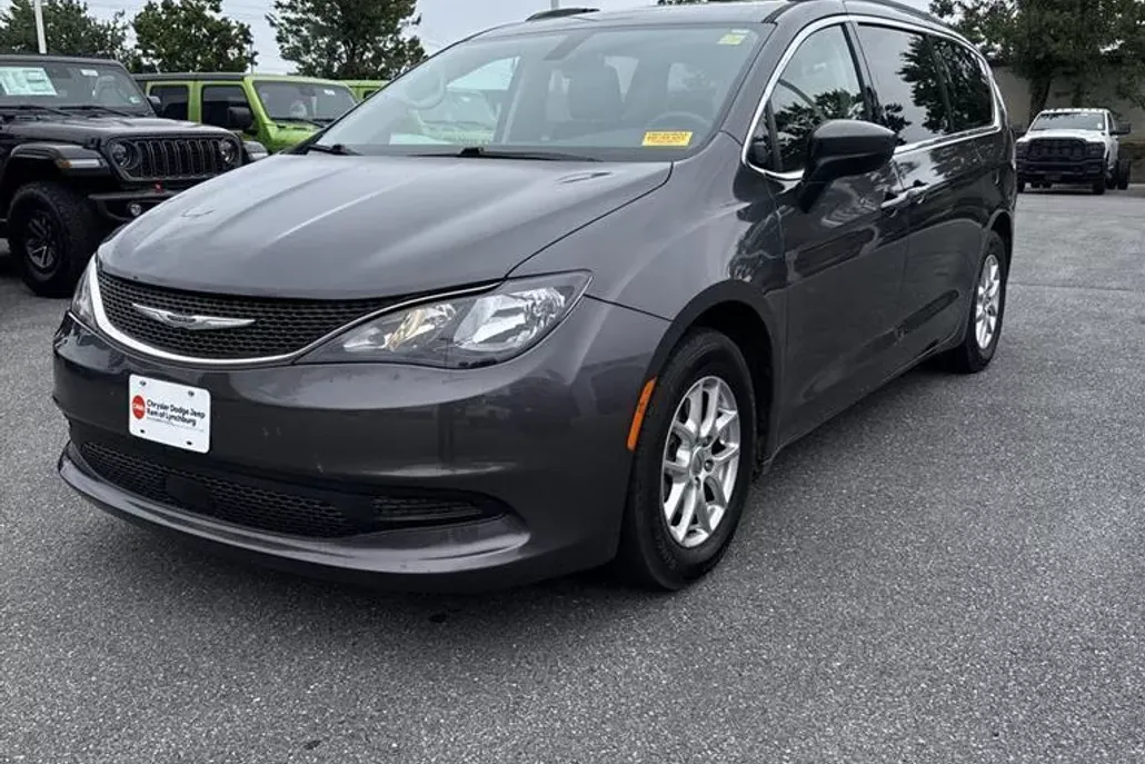 2021 Chrysler Voyager LXi photo 1