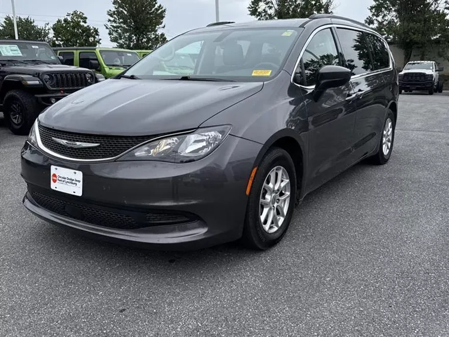 2021 Chrysler Voyager LXi photo 1