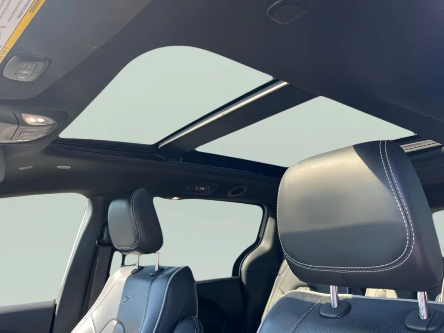2022 Chrysler Pacifica Limited photo 1