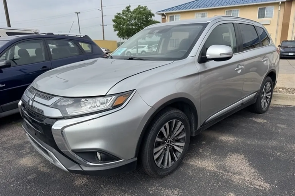2020 Mitsubishi Outlander ES photo 1