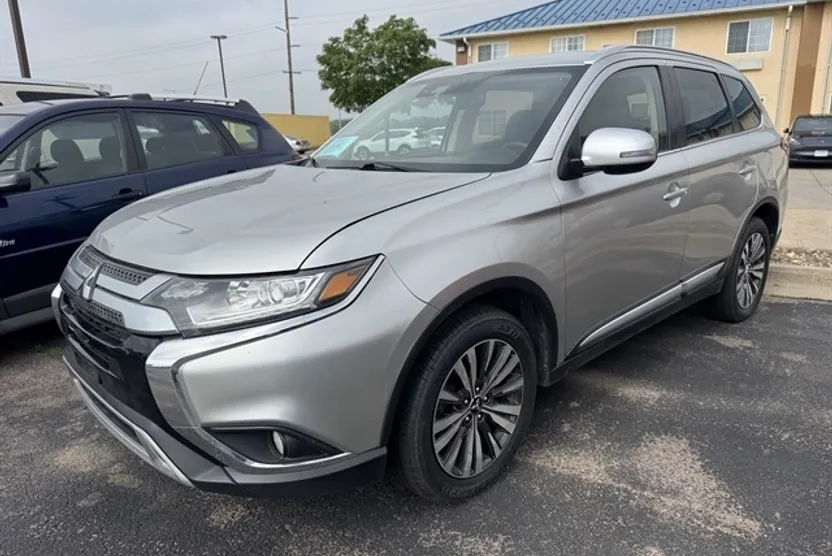 2020 Mitsubishi Outlander ES photo 1