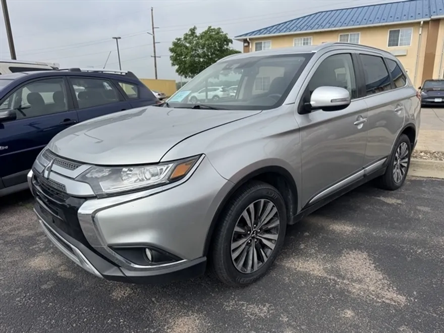 2020 Mitsubishi Outlander ES photo 1