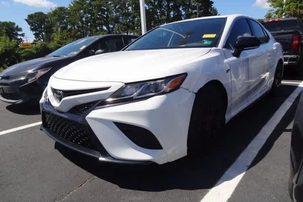 2019 Toyota Camry SE photo 1