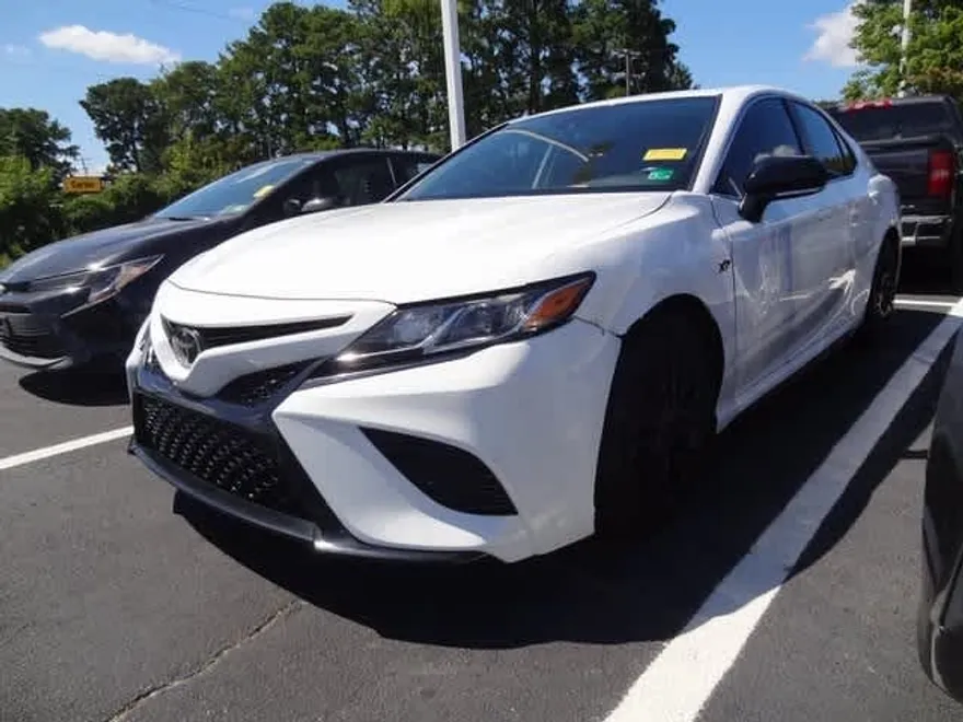 2019 Toyota Camry SE photo 1