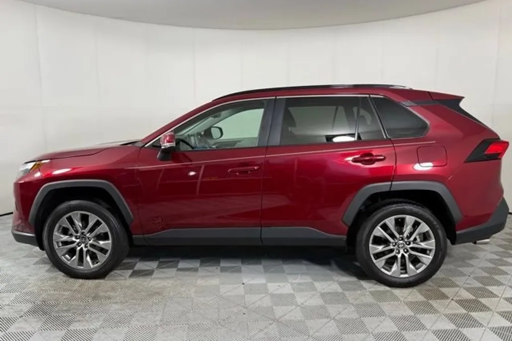 2022 Toyota RAV4 XLE Premium photo 1
