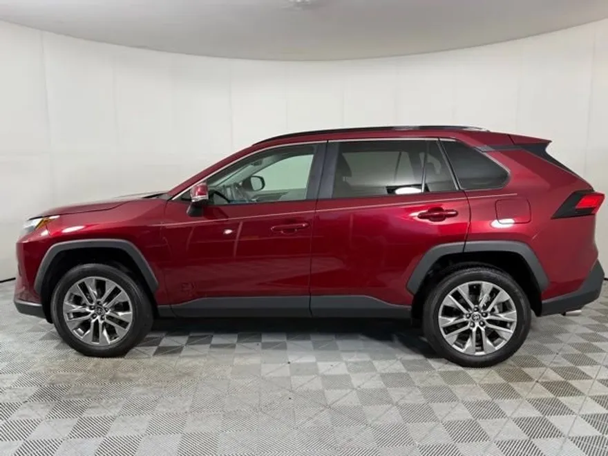 2022 Toyota RAV4 XLE Premium photo 1