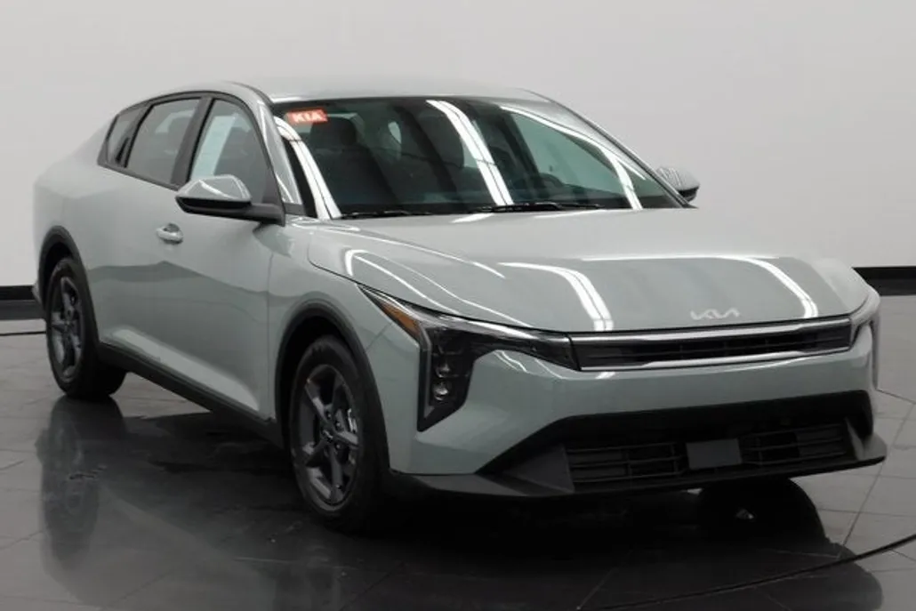 2025 Kia K4 LXS photo 1