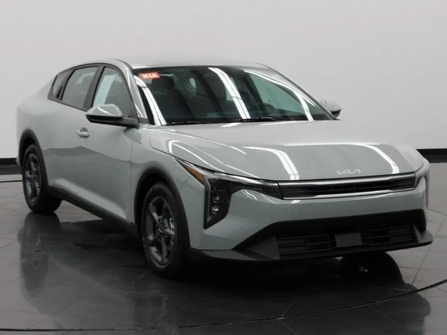 2025 Kia K4 LXS photo 1