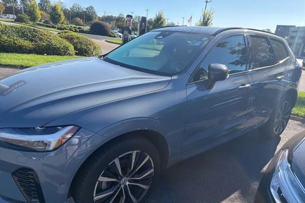 2023 Volvo XC60 B5 Plus photo 1
