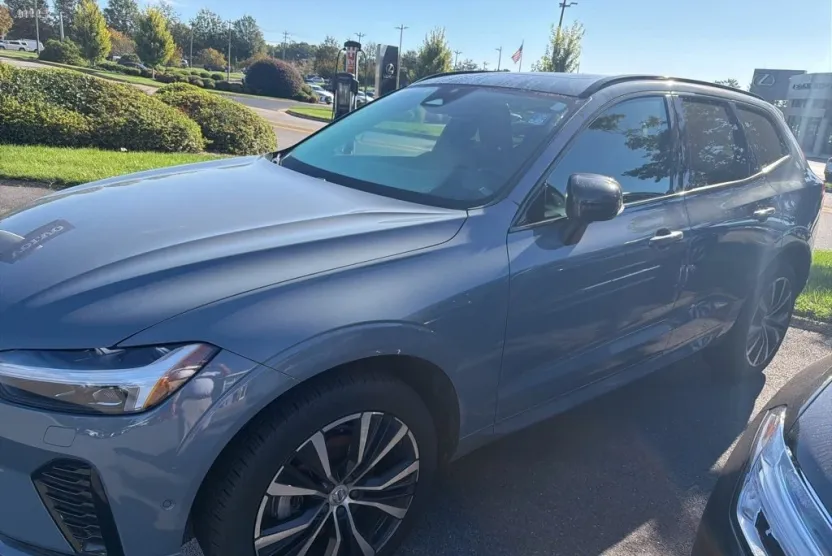 2023 Volvo XC60 B5 Plus photo 1