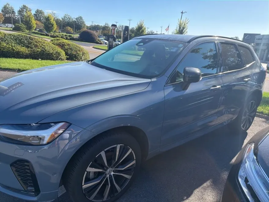2023 Volvo XC60 B5 Plus photo 1