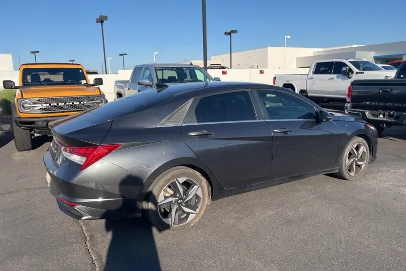 2022 Hyundai Elantra Limited photo 1
