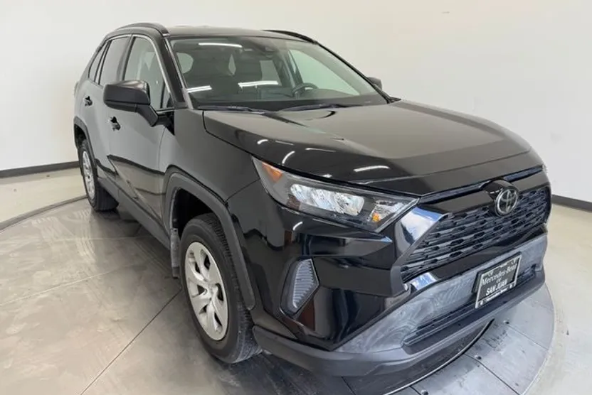 2021 Toyota RAV4 LE photo 1