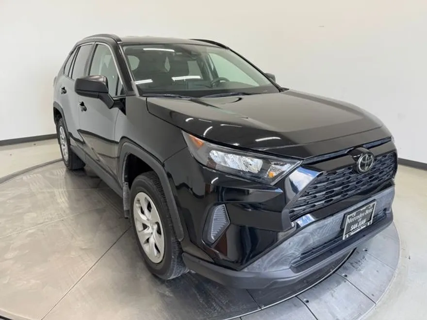 2021 Toyota RAV4 LE photo 1