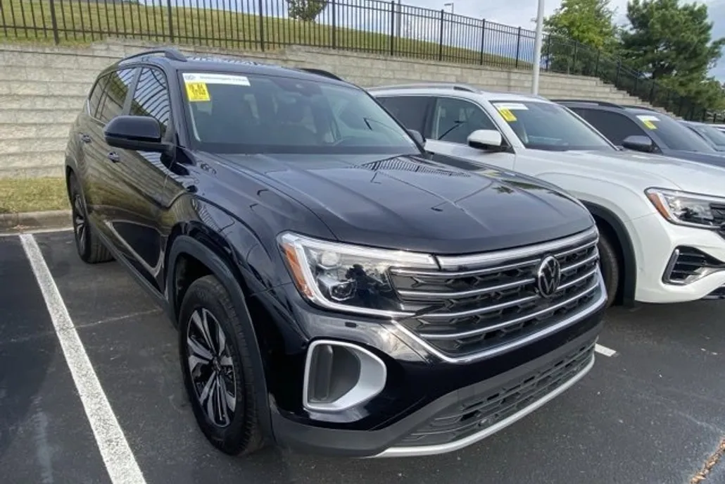 2024 Volkswagen Atlas SE photo 1