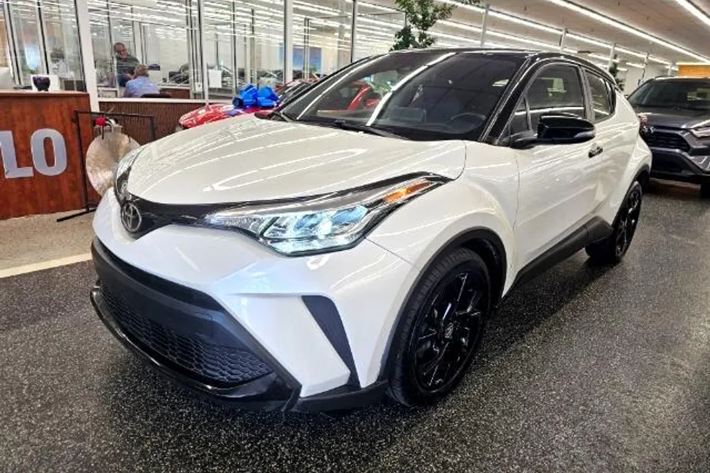 2021 Toyota C-HR LE photo 1