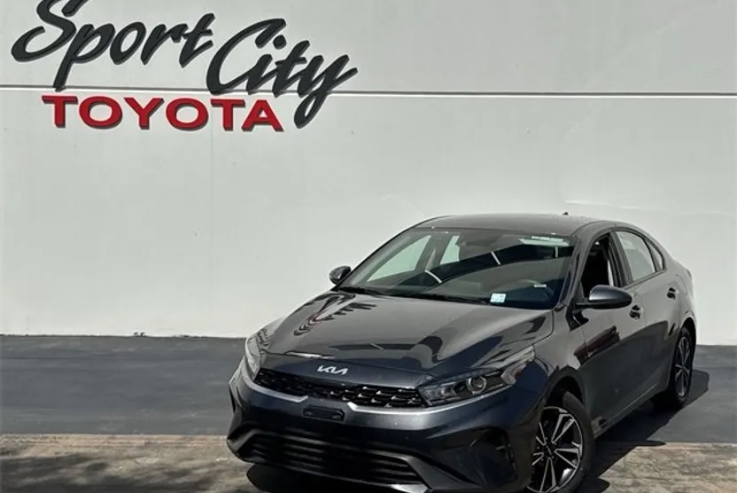 2024 Kia Forte LXS photo 1
