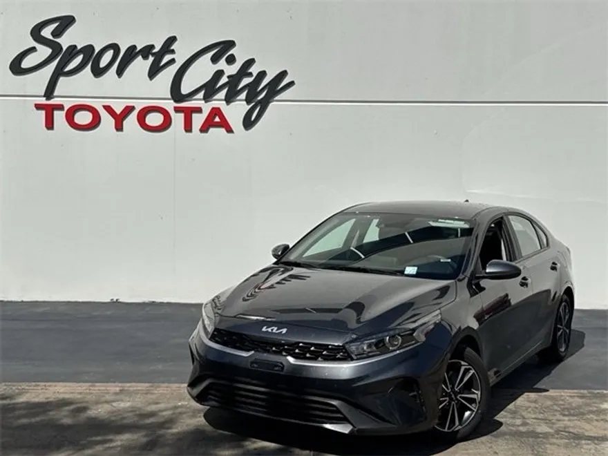 2024 Kia Forte LXS photo 1