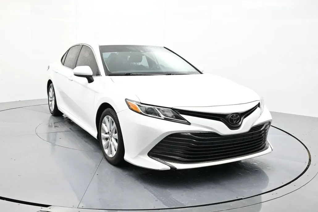 2019 Toyota Camry LE photo 1