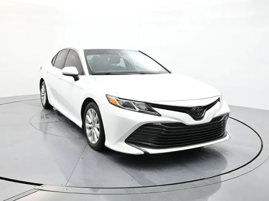 2019 Toyota Camry LE photo 1