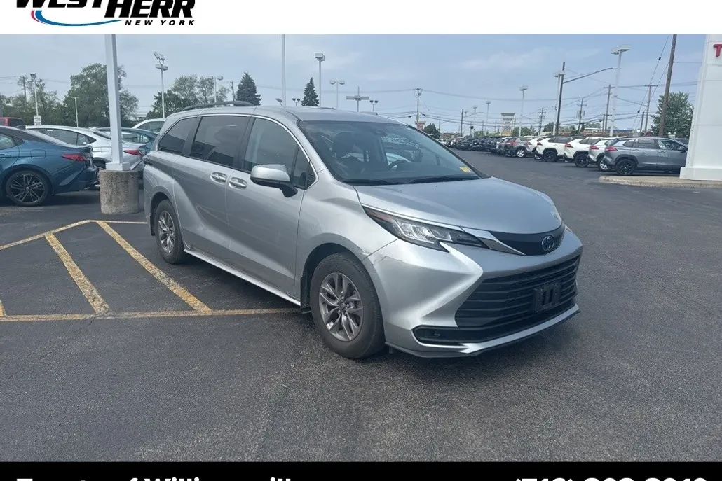 2023 Toyota Sienna LE photo 1