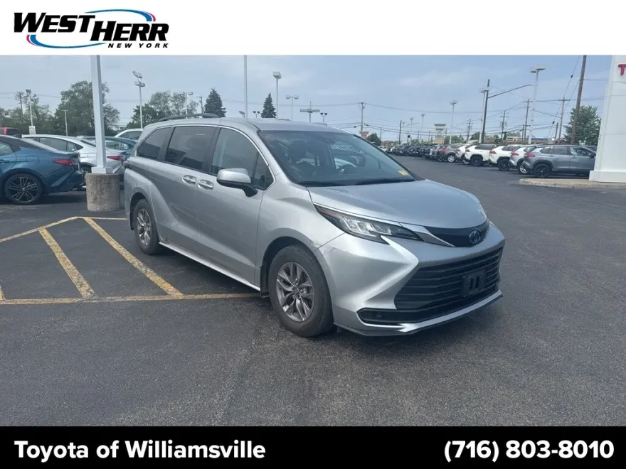 2023 Toyota Sienna LE photo 1