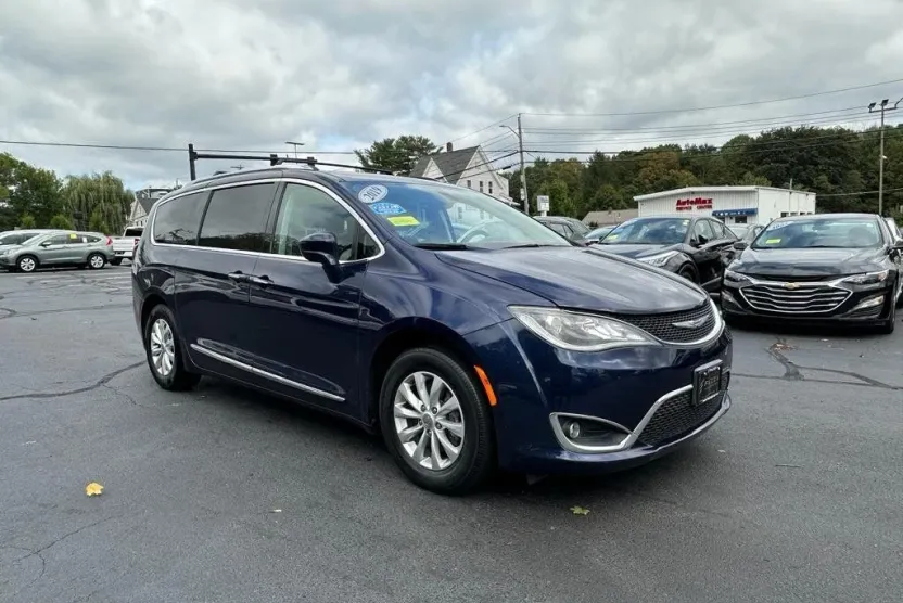 2019 Chrysler Pacifica Touring L photo 1