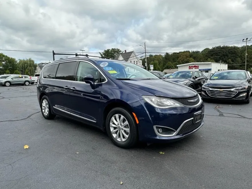 2019 Chrysler Pacifica Touring L photo 1