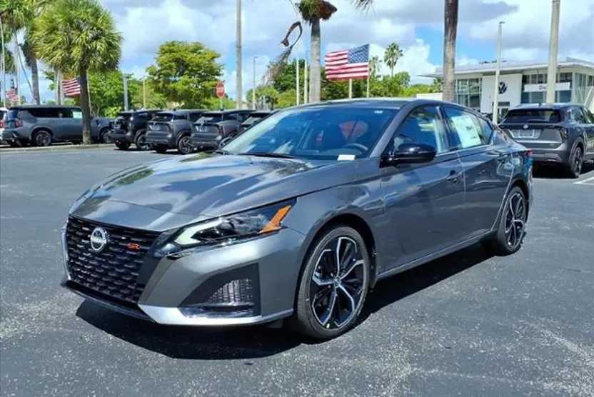 2025 Nissan Altima SR photo 1