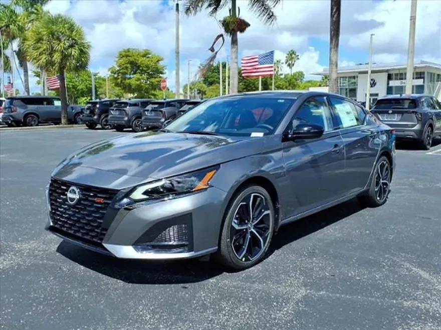 2025 Nissan Altima SR photo 1