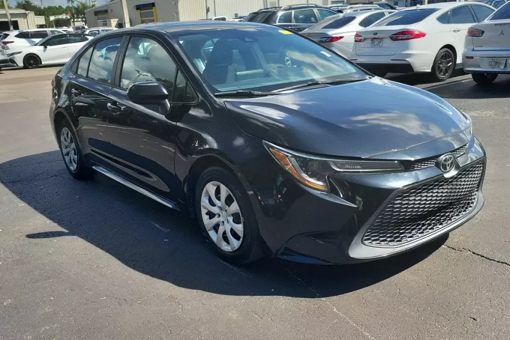 2021 Toyota Corolla LE photo 1