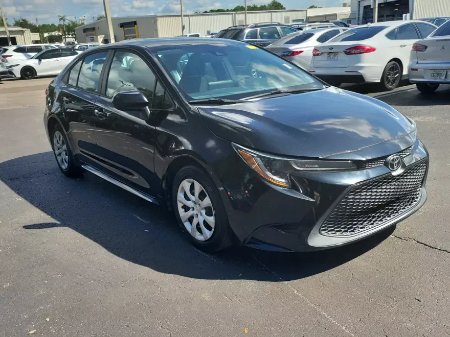 2021 Toyota Corolla LE photo 1