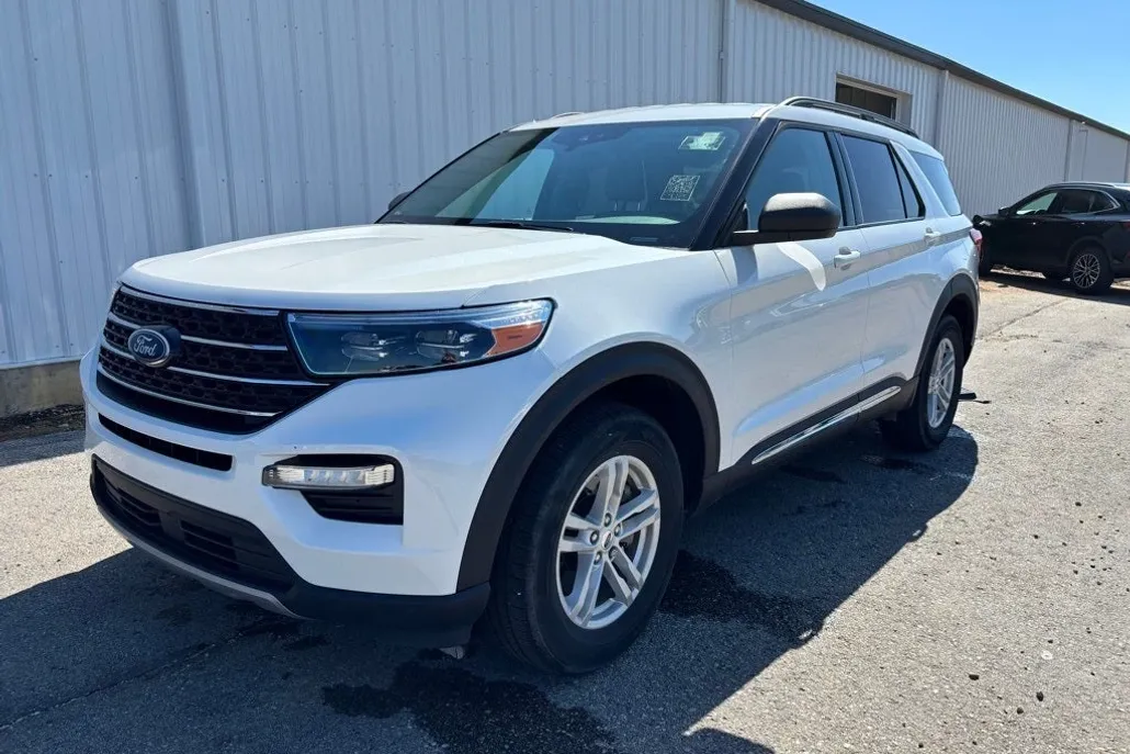 2023 Ford Explorer XLT photo 1
