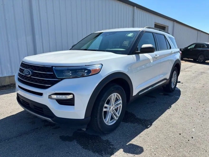 2023 Ford Explorer XLT photo 1