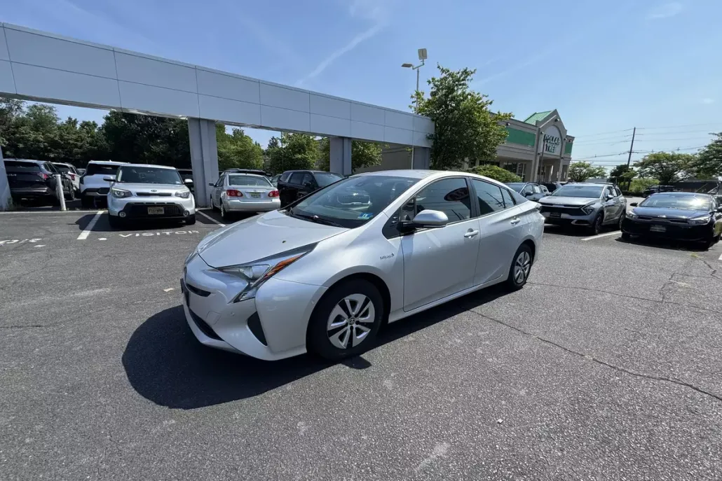 2018 Toyota Prius Two photo 1