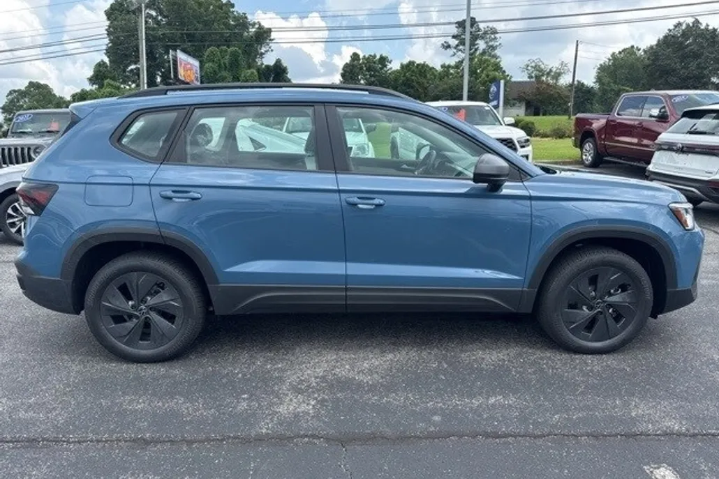 2025 Volkswagen Taos S photo 1