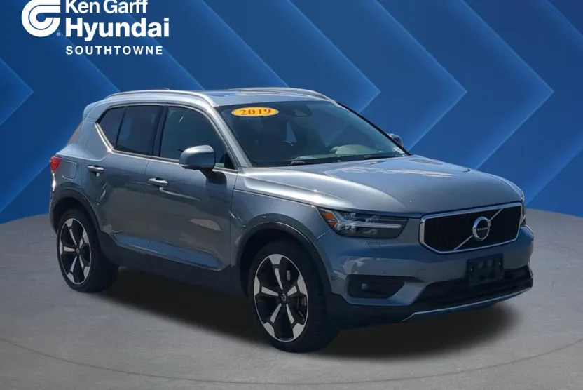 2019 Volvo XC40 Momentum photo 1