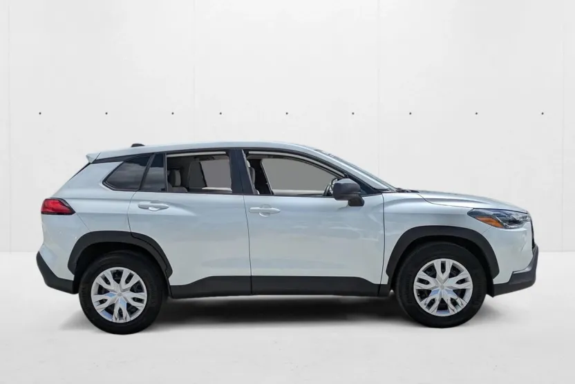 2023 Toyota Corolla Cross L photo 1