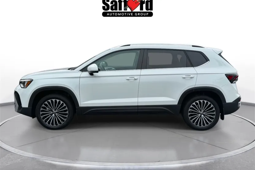 2025 Volkswagen Taos SE photo 1