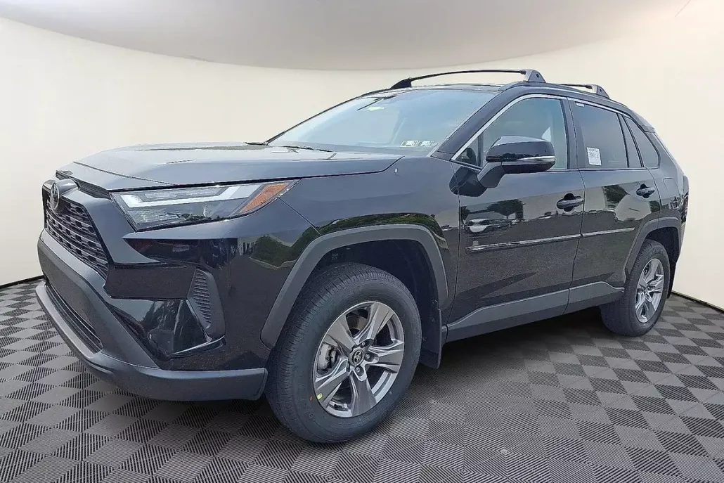 2025 Toyota RAV4 XLE photo 1