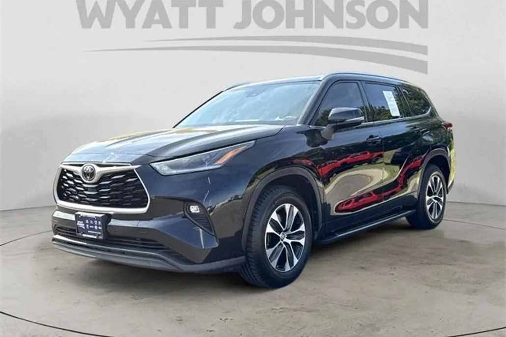 2021 Toyota Highlander XLE photo 1