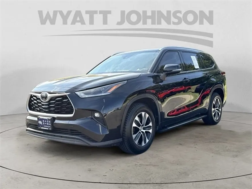 2021 Toyota Highlander XLE photo 1