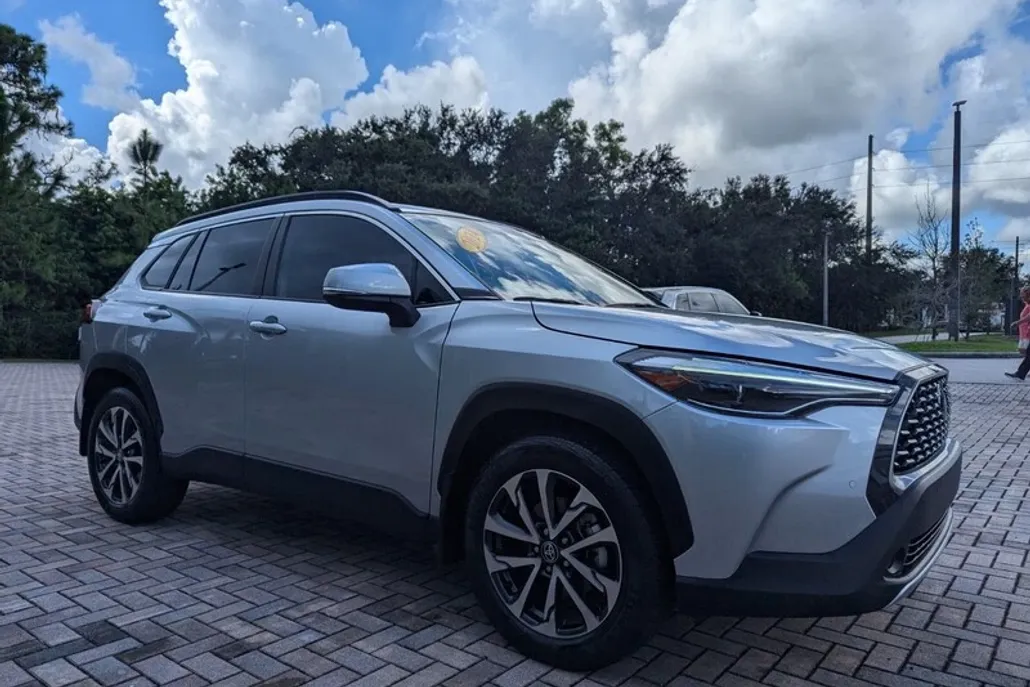 2024 Toyota Corolla Cross XLE photo 1