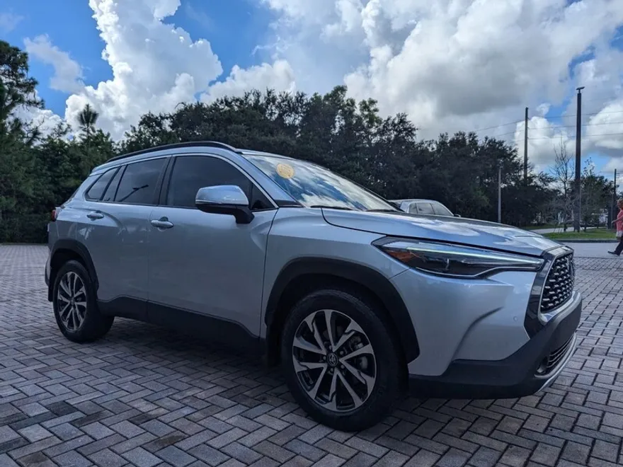 2024 Toyota Corolla Cross XLE photo 1