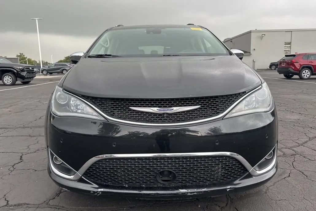 2019 Chrysler Pacifica Limited photo 1