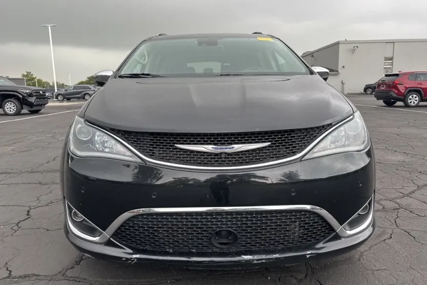 2019 Chrysler Pacifica Limited photo 1