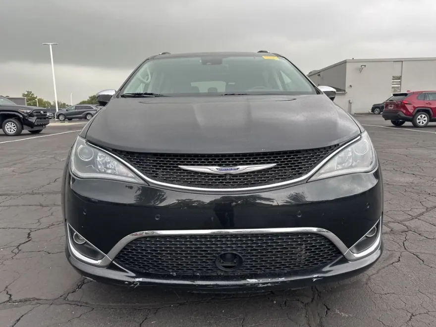 2019 Chrysler Pacifica Limited photo 1
