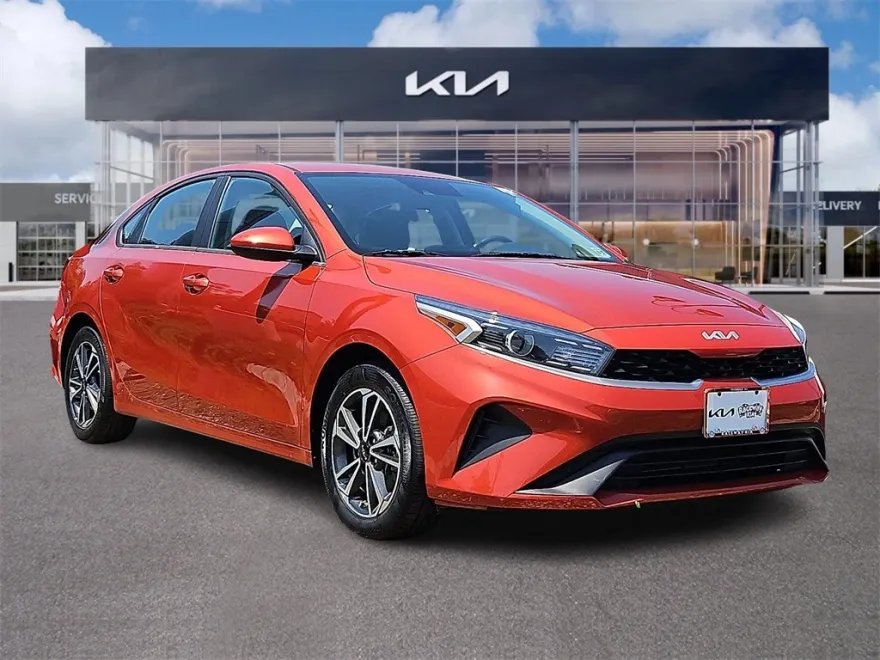 2023 Kia Forte LXS photo 1