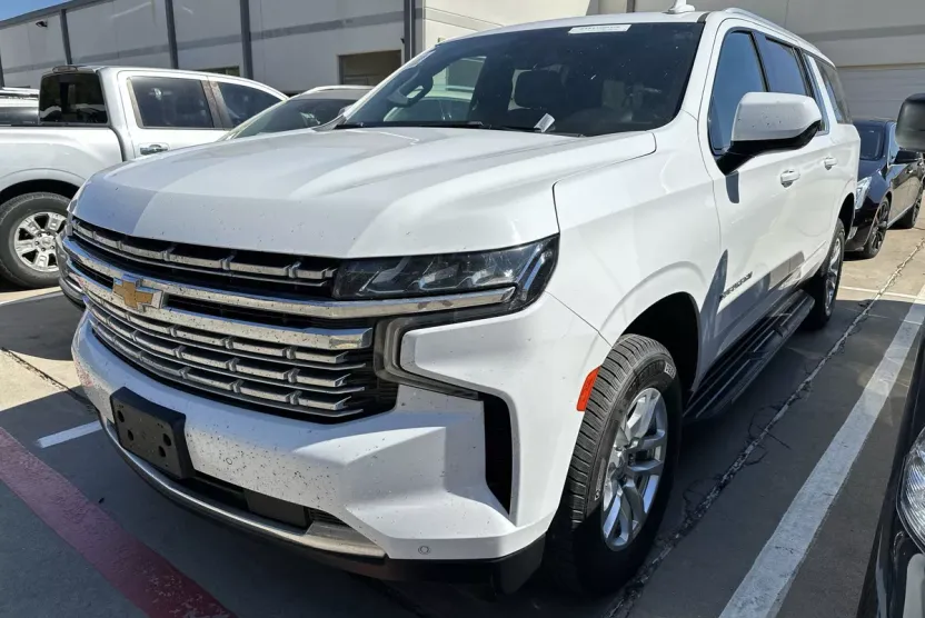 2022 Chevrolet Suburban LT photo 1